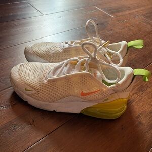 KIDS NIKE AIR MAX 270
SIZE- YOUTH 3